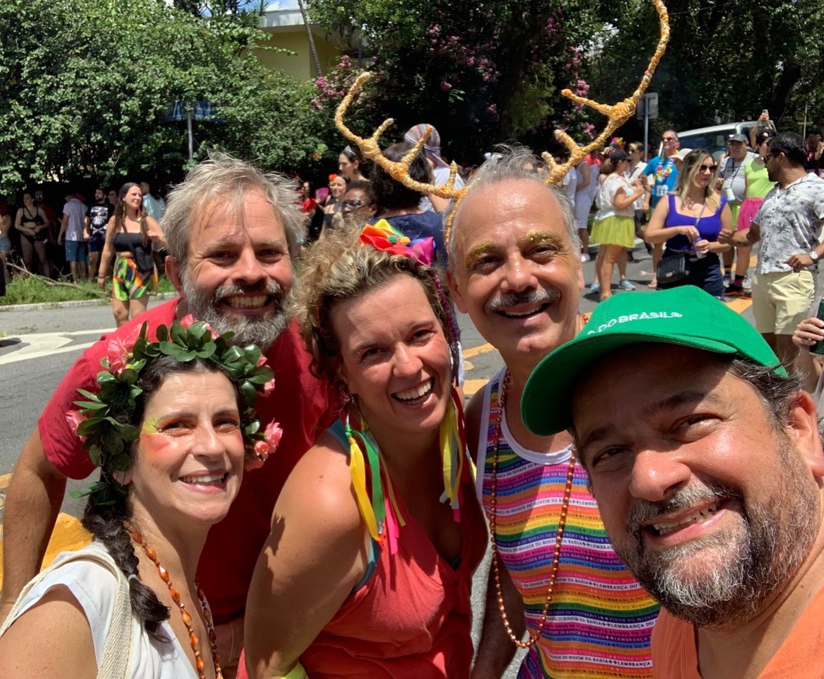 Luciana Cury, André Hellmeister, Mariana Nogueira, Tom Almeida e Guga Viana reunidos curtindo o Carnaval de rua.